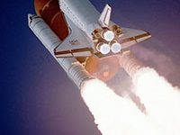 Fotografía de un transbordador espacial en pleno ascenso.