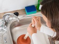 Fotografía de persona destaqueando el fregadero.