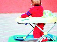 Fotografía de niño en andadera