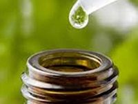 Fotografía de un frasco al que se le está echando una gota con un gotero